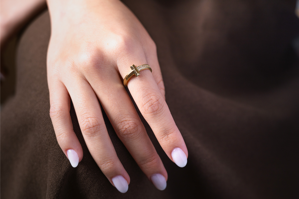 Anillo en Oro Amarillo 10k con Detalle Central y Doble Línea de Circonias