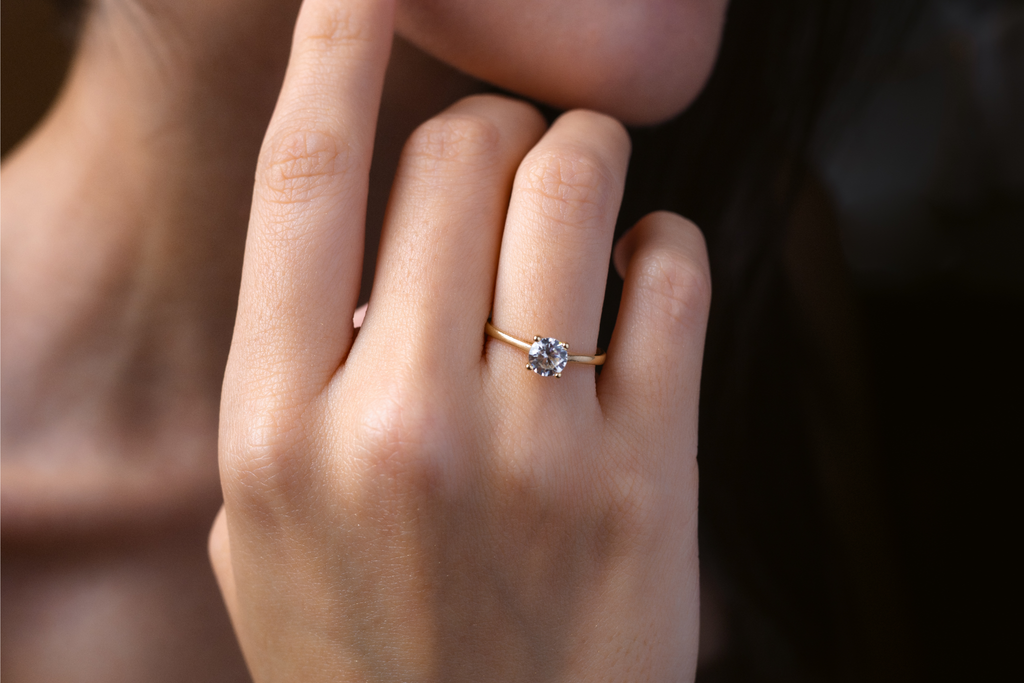 Anillo Solitario en Oro Amarillo 14k y Circonia Blanca Corte Round