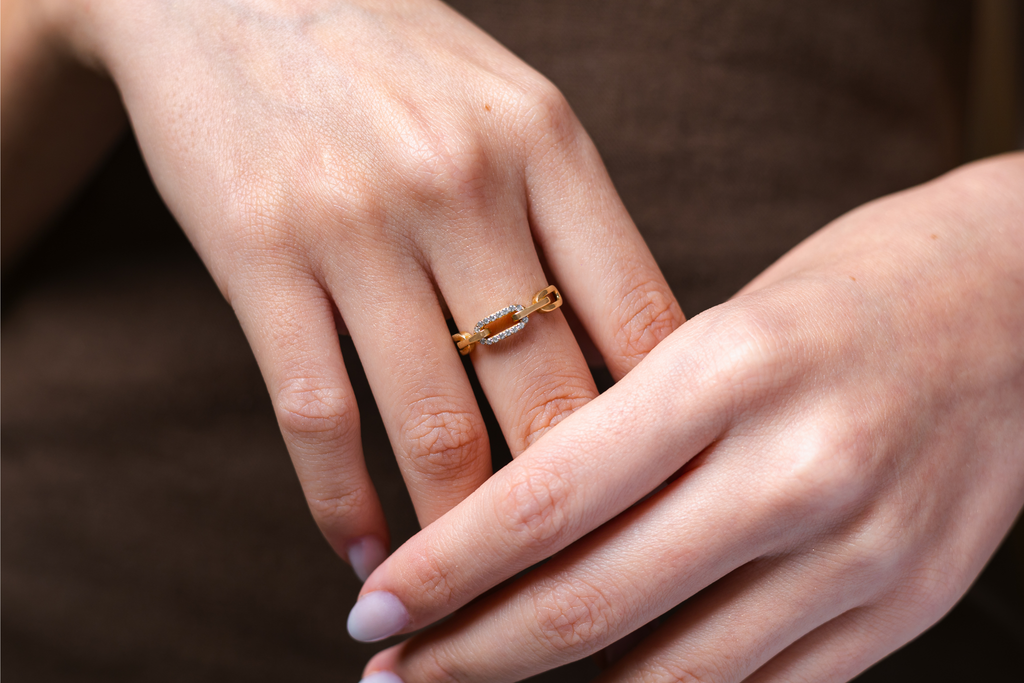 Anillo en Oro Amarillo 10k con Diseño de Eslabones y Circonias en Eslabón Central