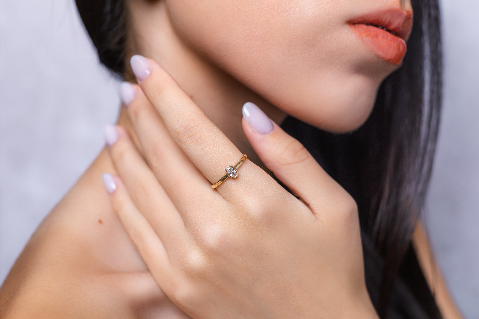 Anillo en Oro Amarillo 10k y Circonia Blanca Oval en Montura Bezel