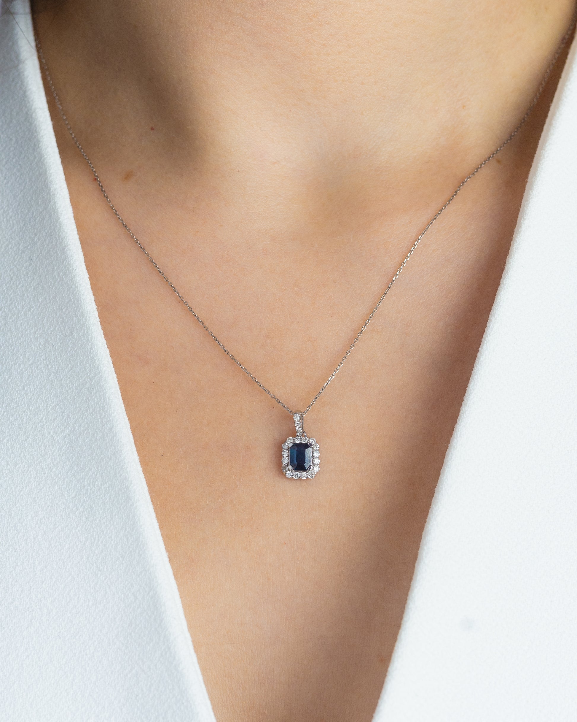 Dije Zafiro con Halo de Diamantes – Oro Blanco 14k