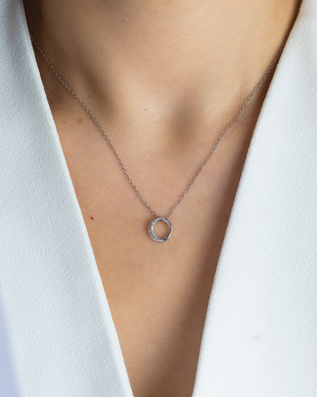 Dije Circular con Diamantes – Oro Blanco 14k