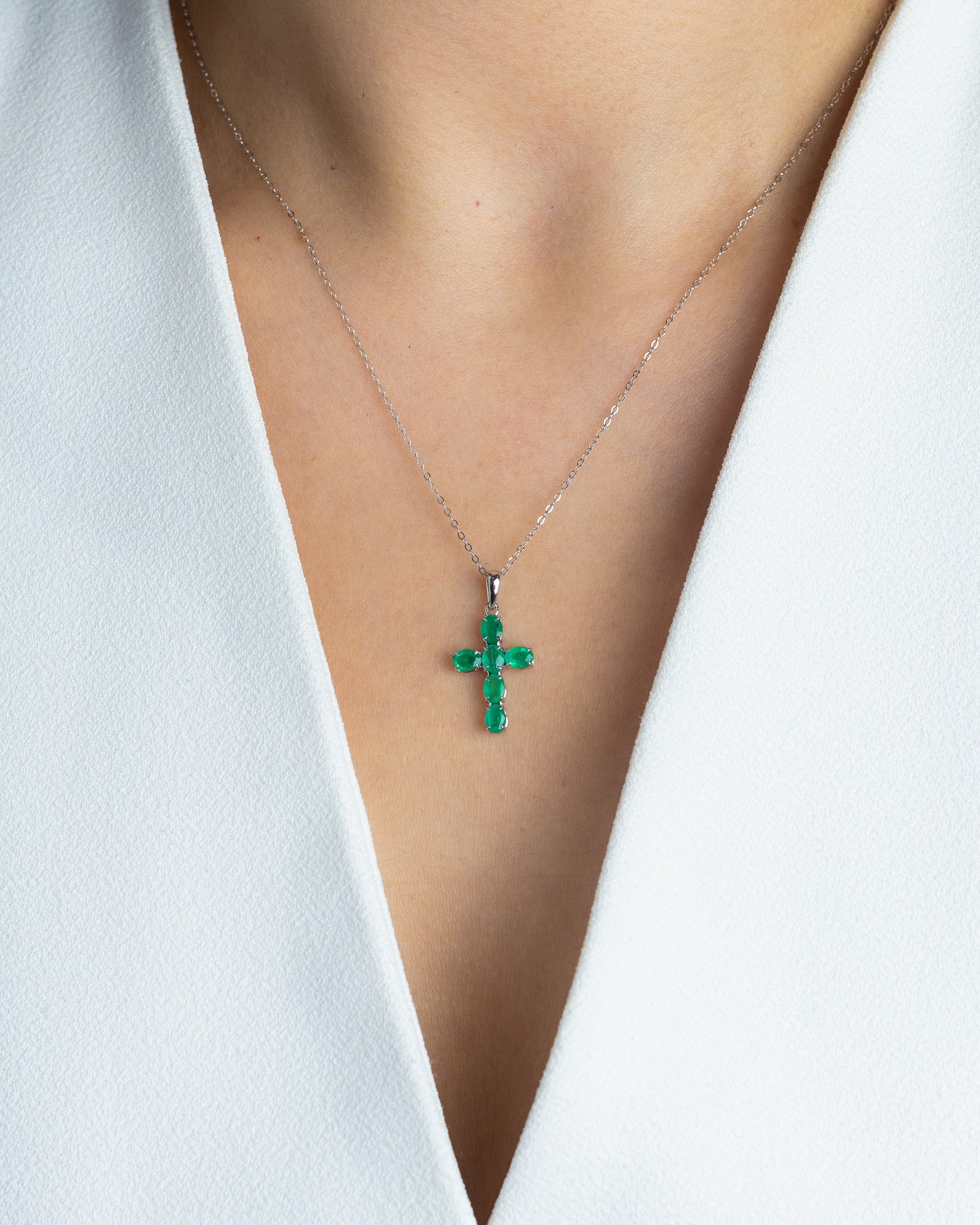 Dije Cruz de Esmeraldas – Oro Blanco 14k