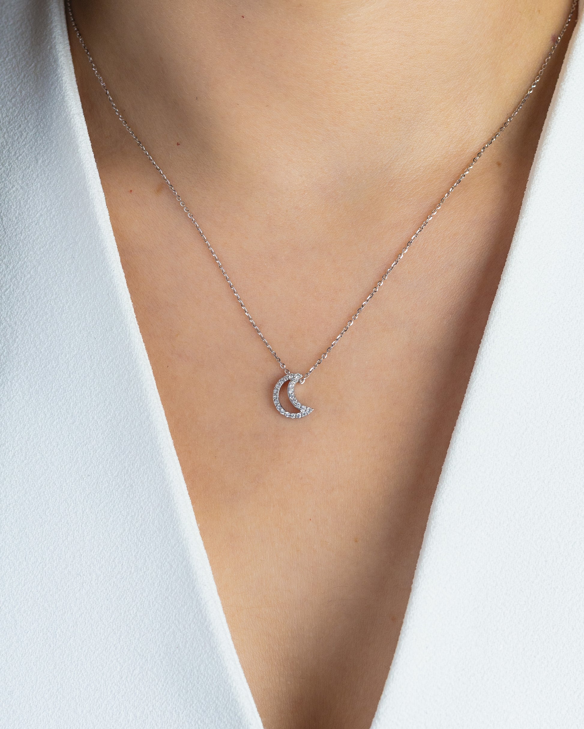 Dije Luna con Diamantes – Oro Blanco 14k