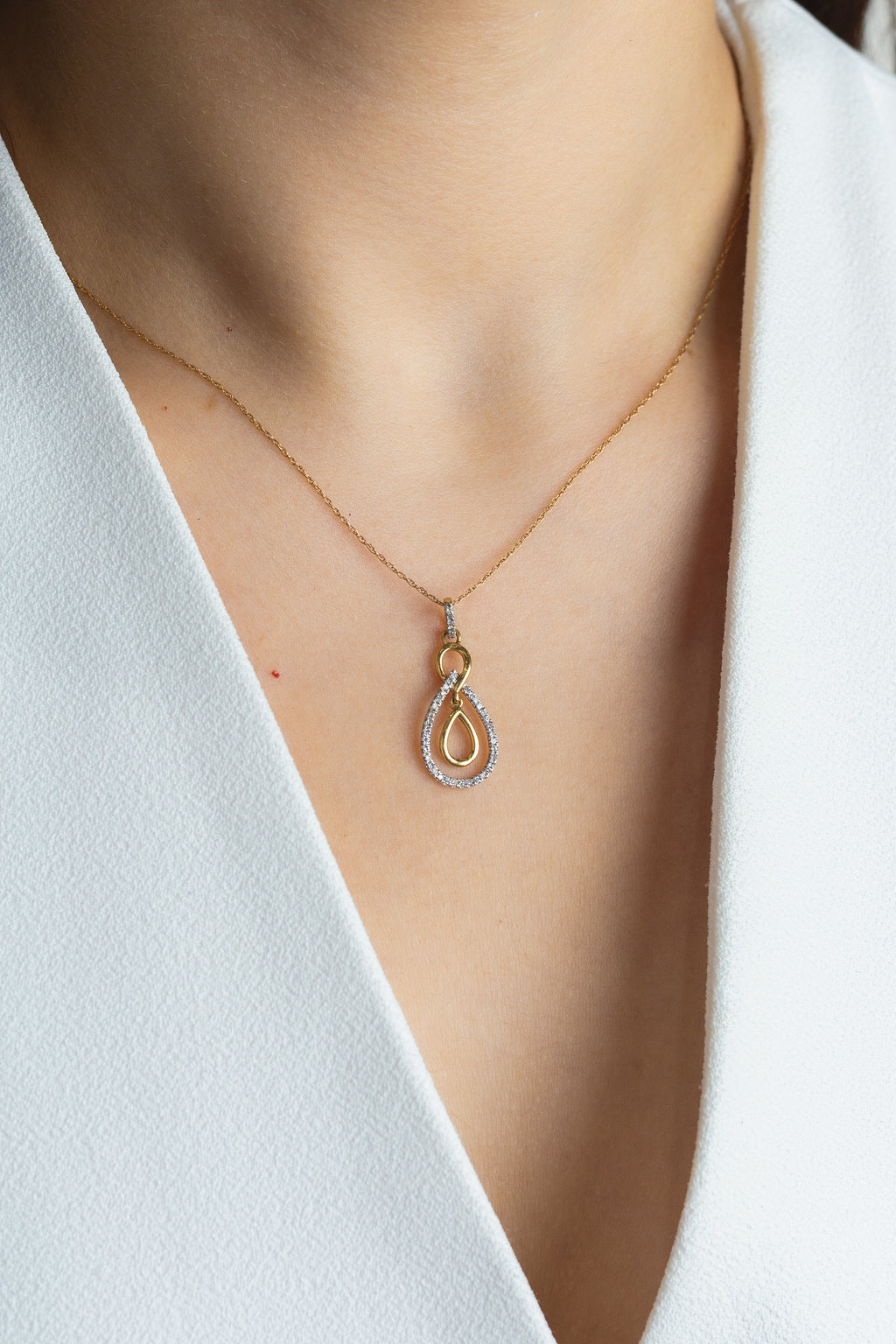 Dije Gota con Diamantes – Oro Amarillo 14k