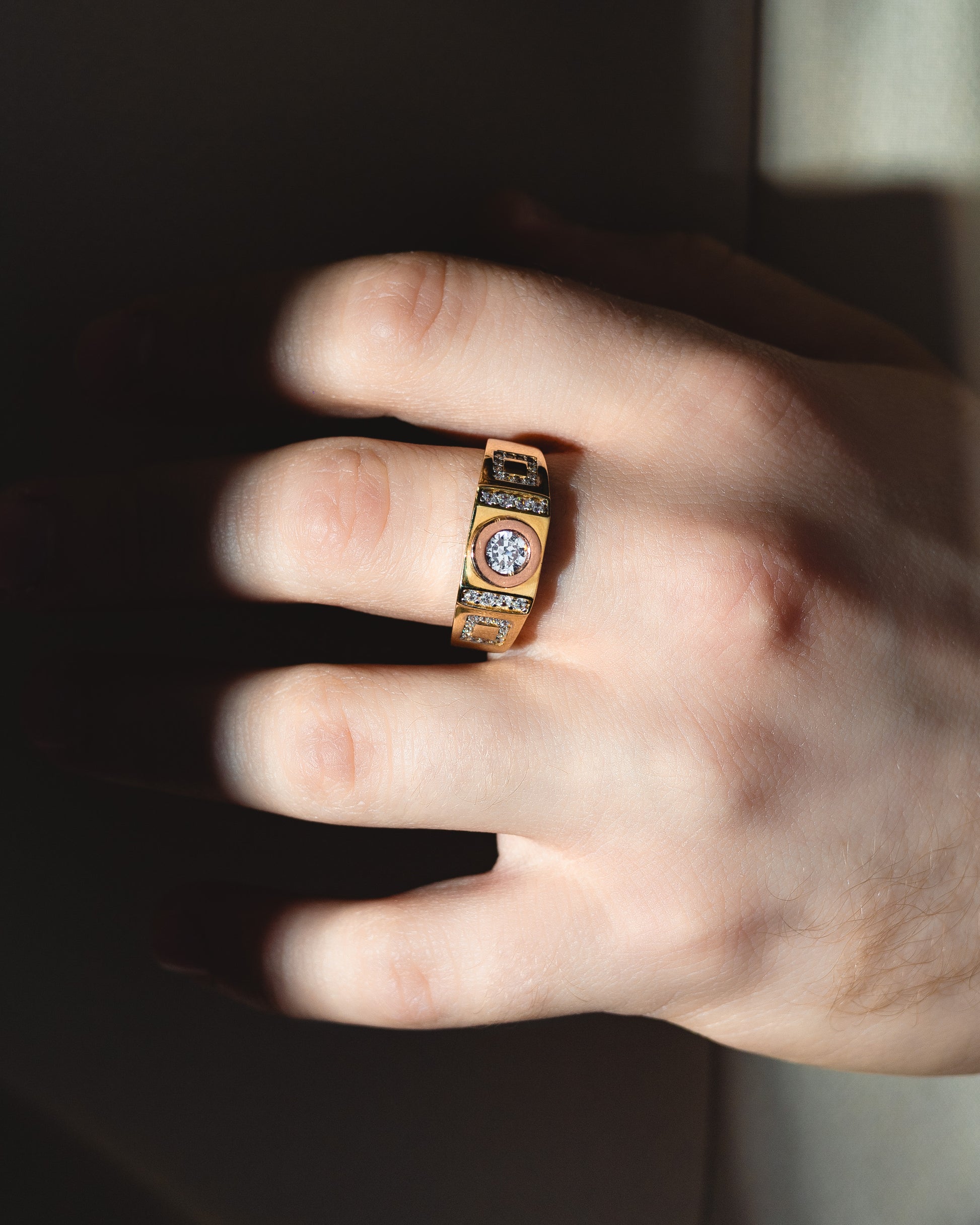 Anillo de Caballero en Dos Oros con Circonia Central – Oro Amarillo y Rosa 10k