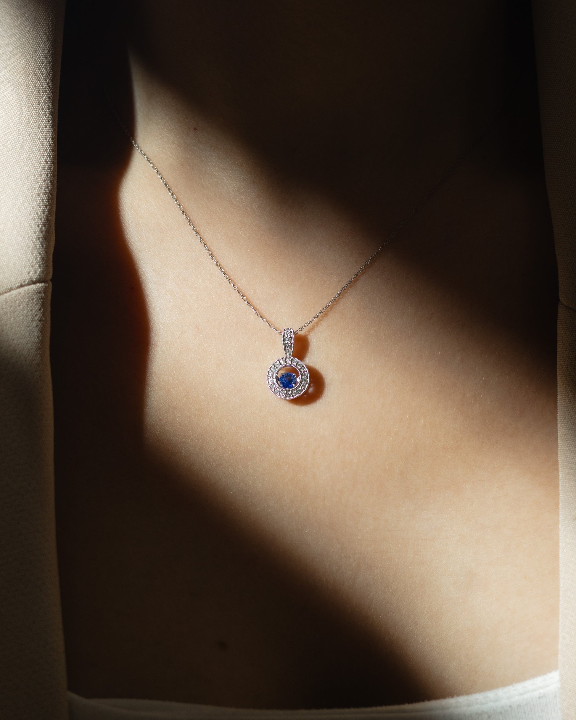 Dije Zafiro con Círculo de Diamantes – Oro Blanco 14k