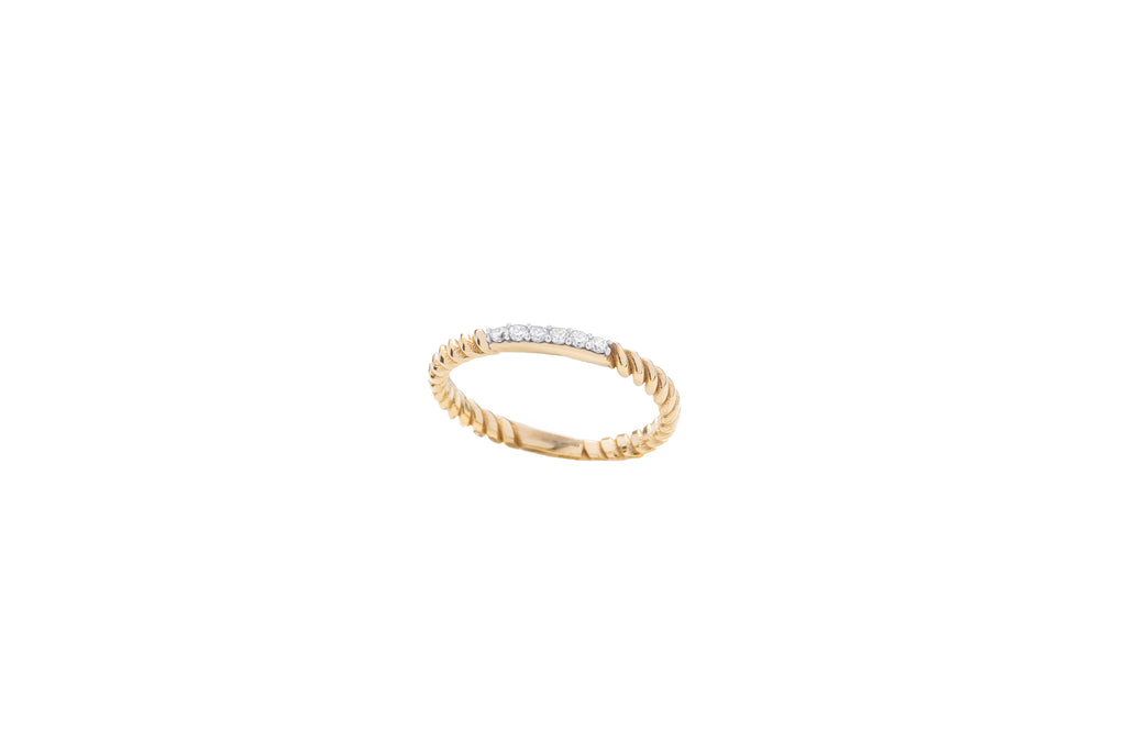 Anillo en Oro Amarillo 10k con Banda en Relieve y Circonias Blancas