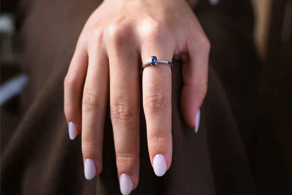 Anillo de Zafiro Oval con Diamantes en Banda - Oro Blanco 14k