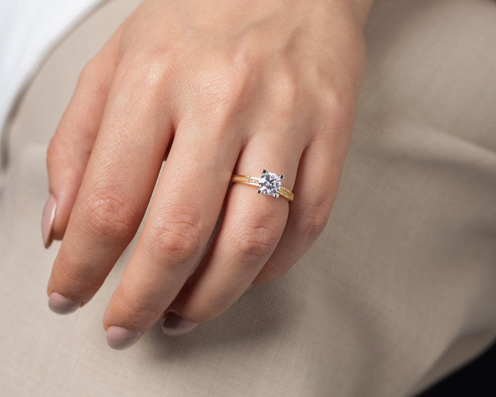Anillo Solitario Circonia y Oro Amarillo 14k con Pavé en Circonias
