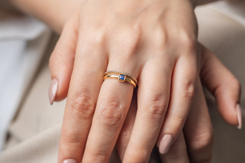 Anillo con Circonia Azul y Línea de Circonias Blancas - Oro Amarillo 10k