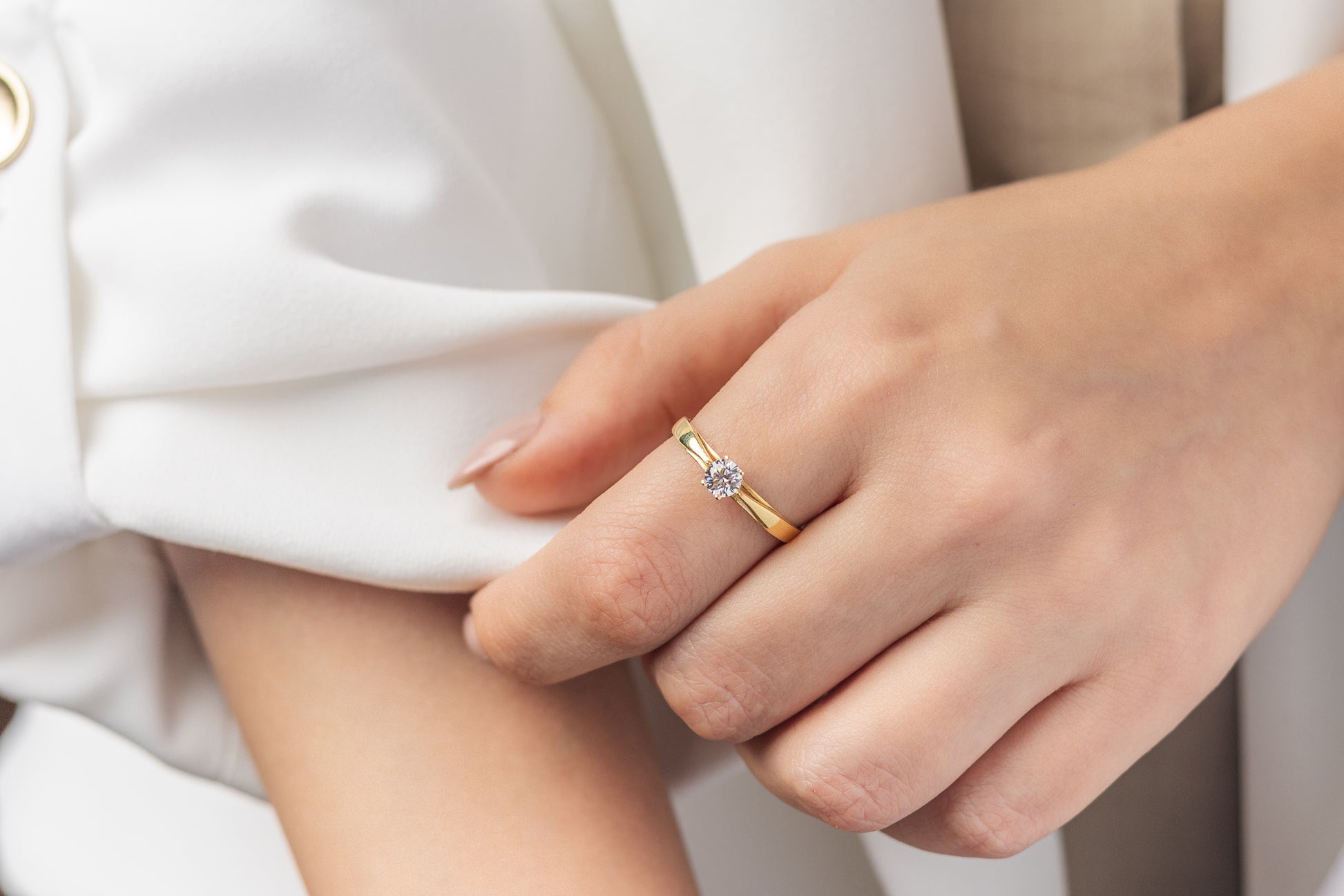 Anillo en Oro Amarillo 10k y Circonia Blanca Corte Round
