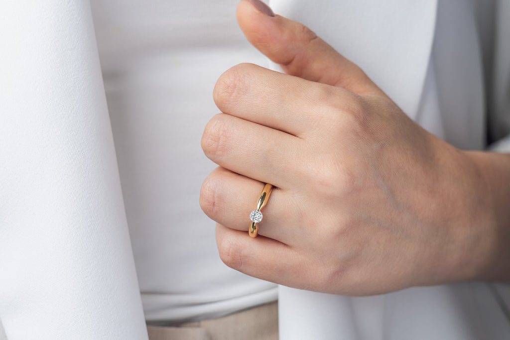 Anillo Solitario en Oro Amarillo 10k y Circonia Blanca