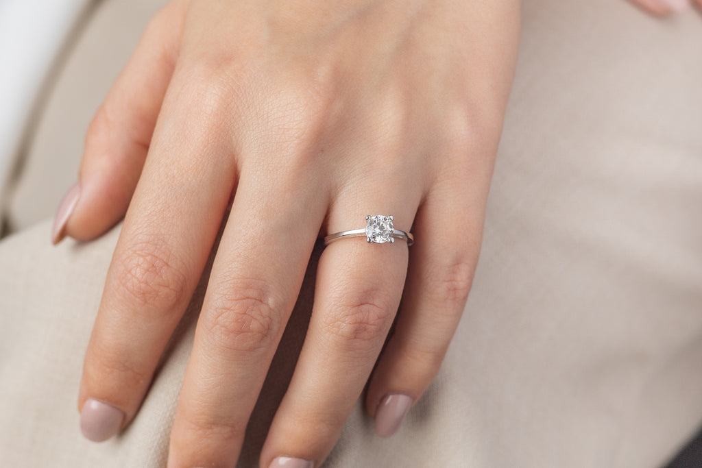 Anillo en Oro Blanco 14k y Circonia Blanca Corte Round