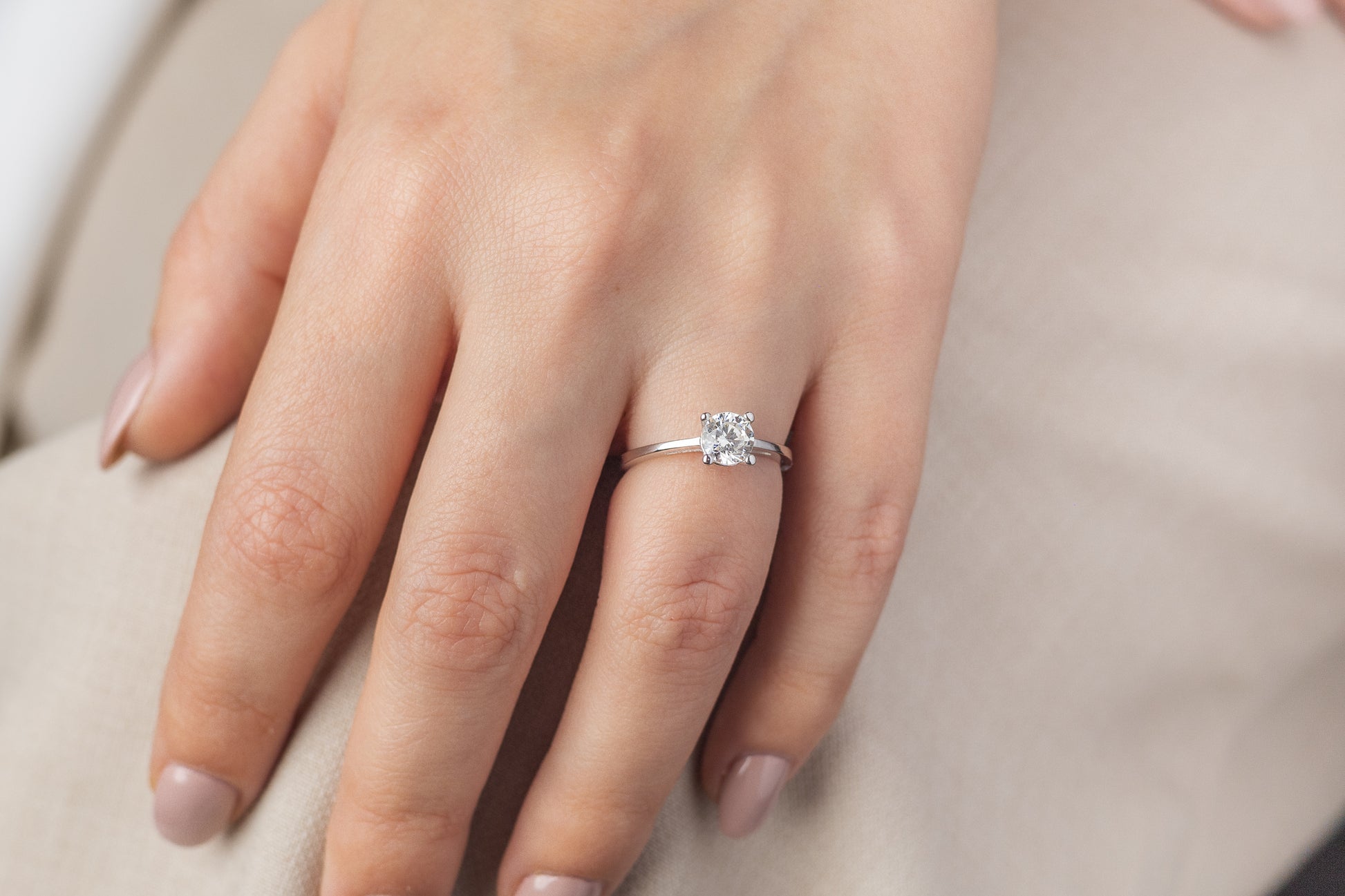 Anillo en Oro Blanco 14k y Circonia Blanca Corte Round