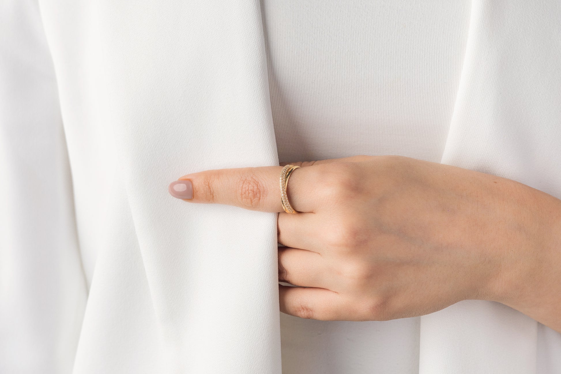 Anillo Cruzado en Oro Amarillo 10k y Circonias Blancas