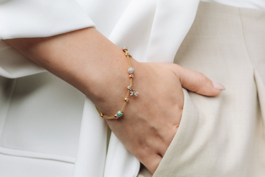 Brazalete Maleable con Dijes de Corazón y Colibrí – Oro Amarillo 10k