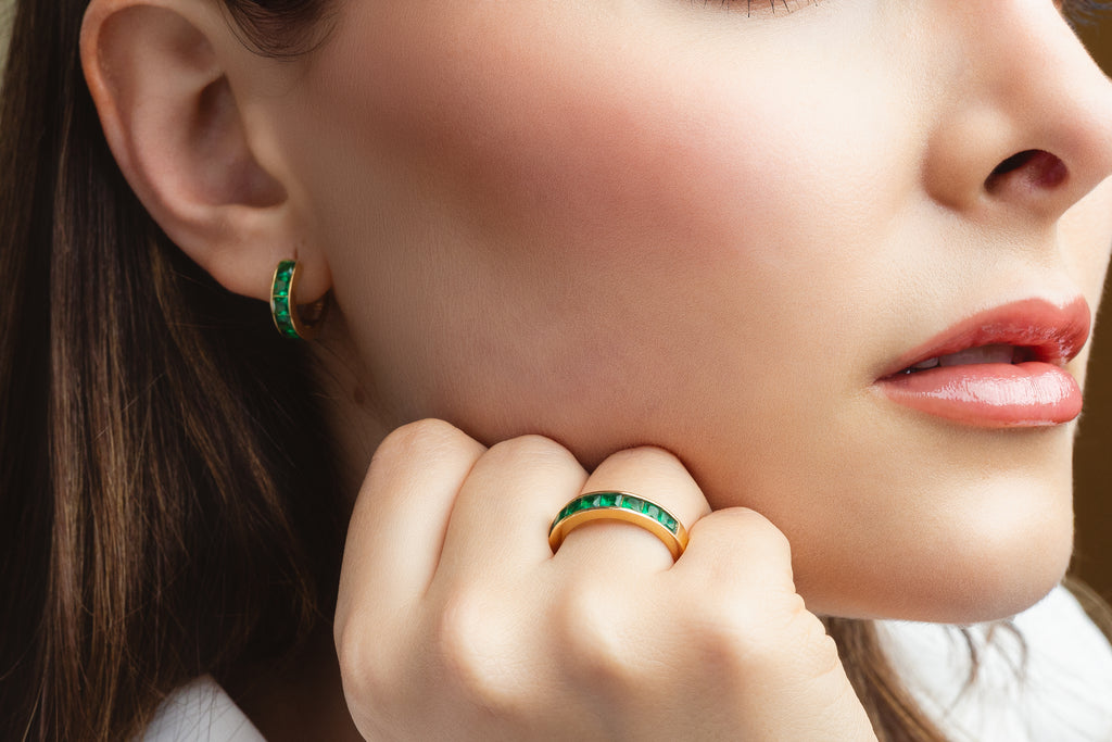Set Huggie & Anillo en Oro Amarillo 10k con Circonia Verde