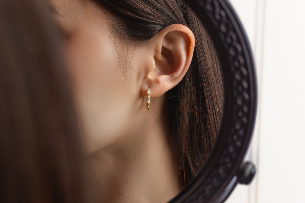 Aretes Huggie Candado con Circonias - Oro Amarillo 10k