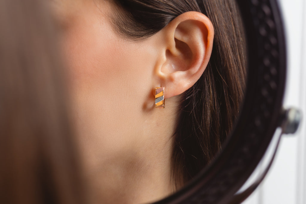 Arete Huggie Tricolor en Oro 14k