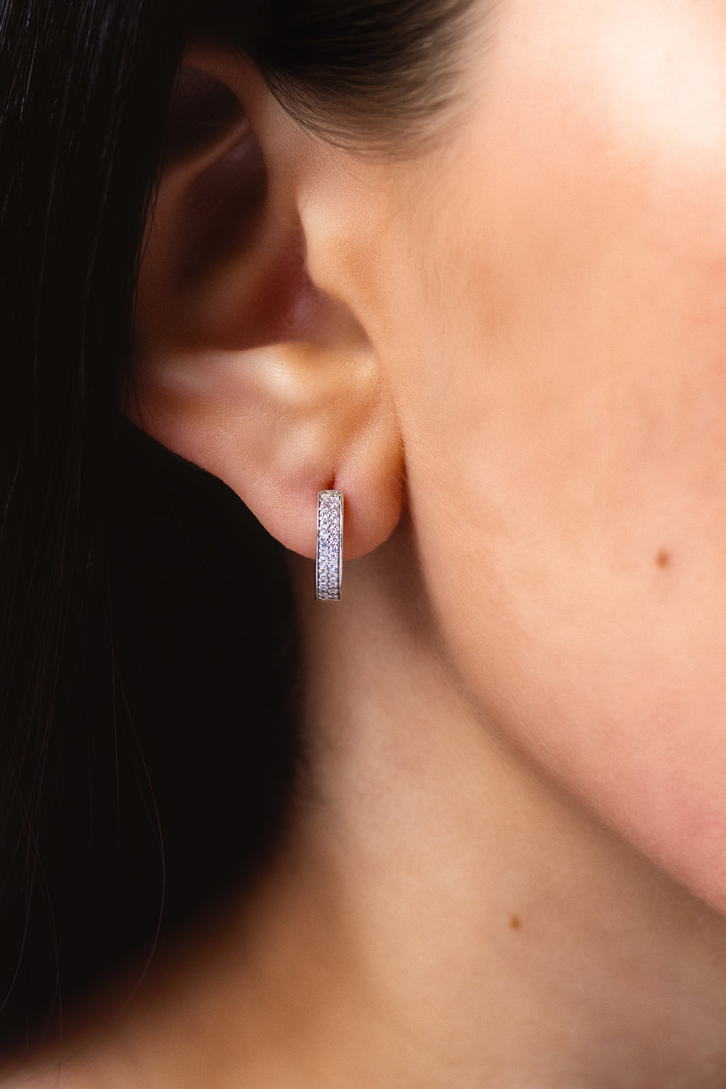 Aretes Huggie con Circonias - Oro Blanco 10k