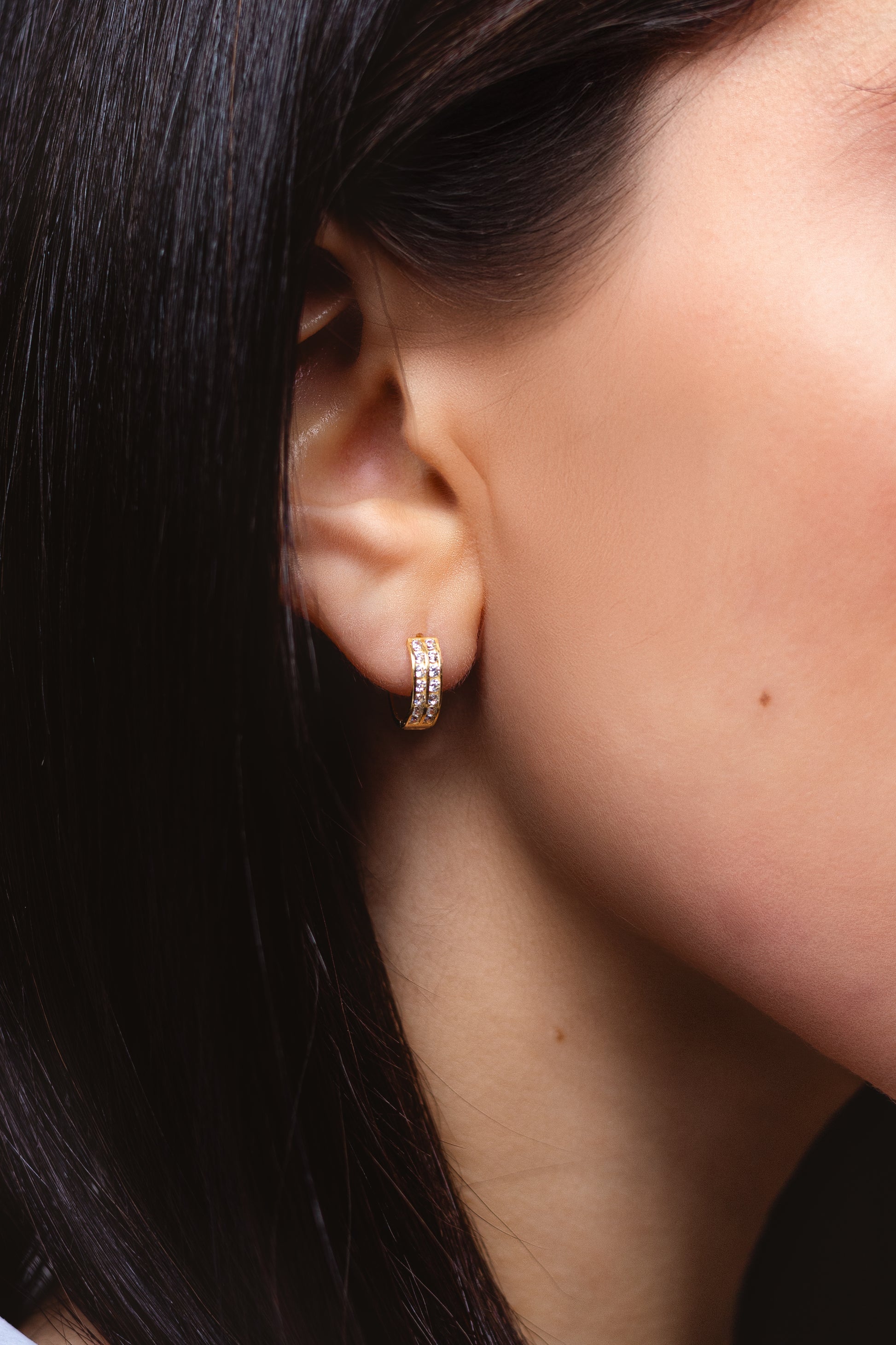 Aretes Huggie Doble Línea de Circonias - Oro Amarillo 14k