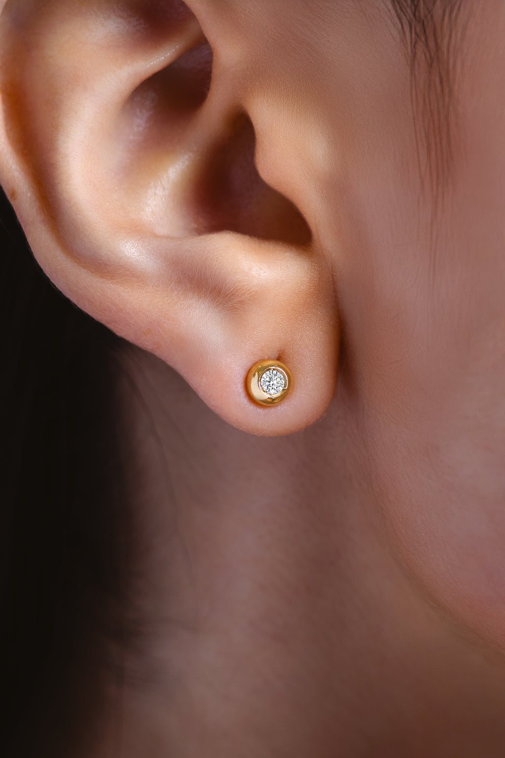Aretes Huggie Circonia Central - Oro Amarillo 14k