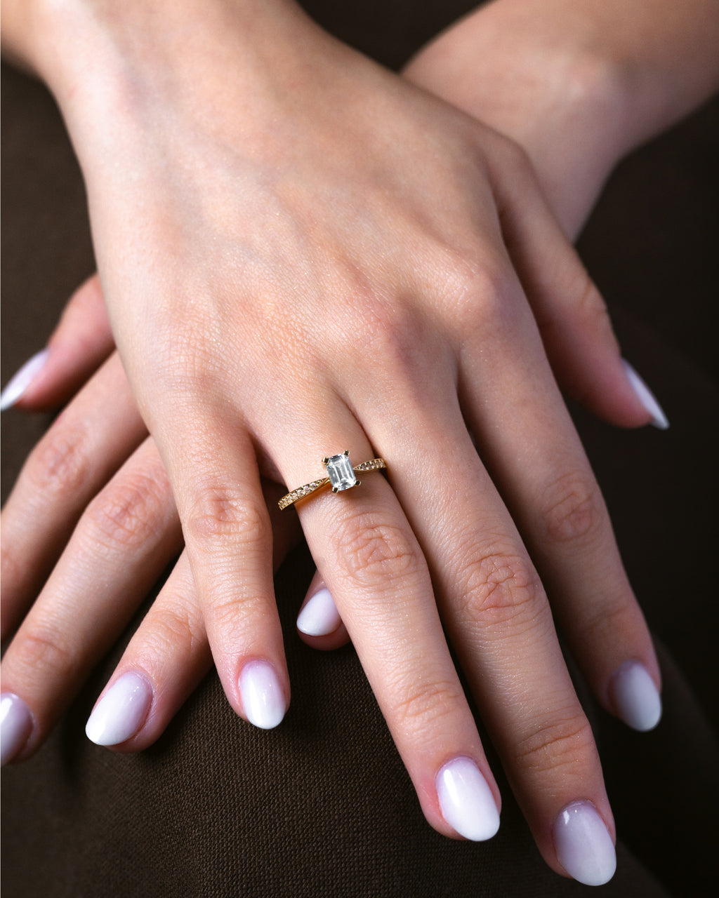 Anillo en Oro Amarillo 10k y Circonia Blanca - Corte Esmeralda y Pavé de Circonias