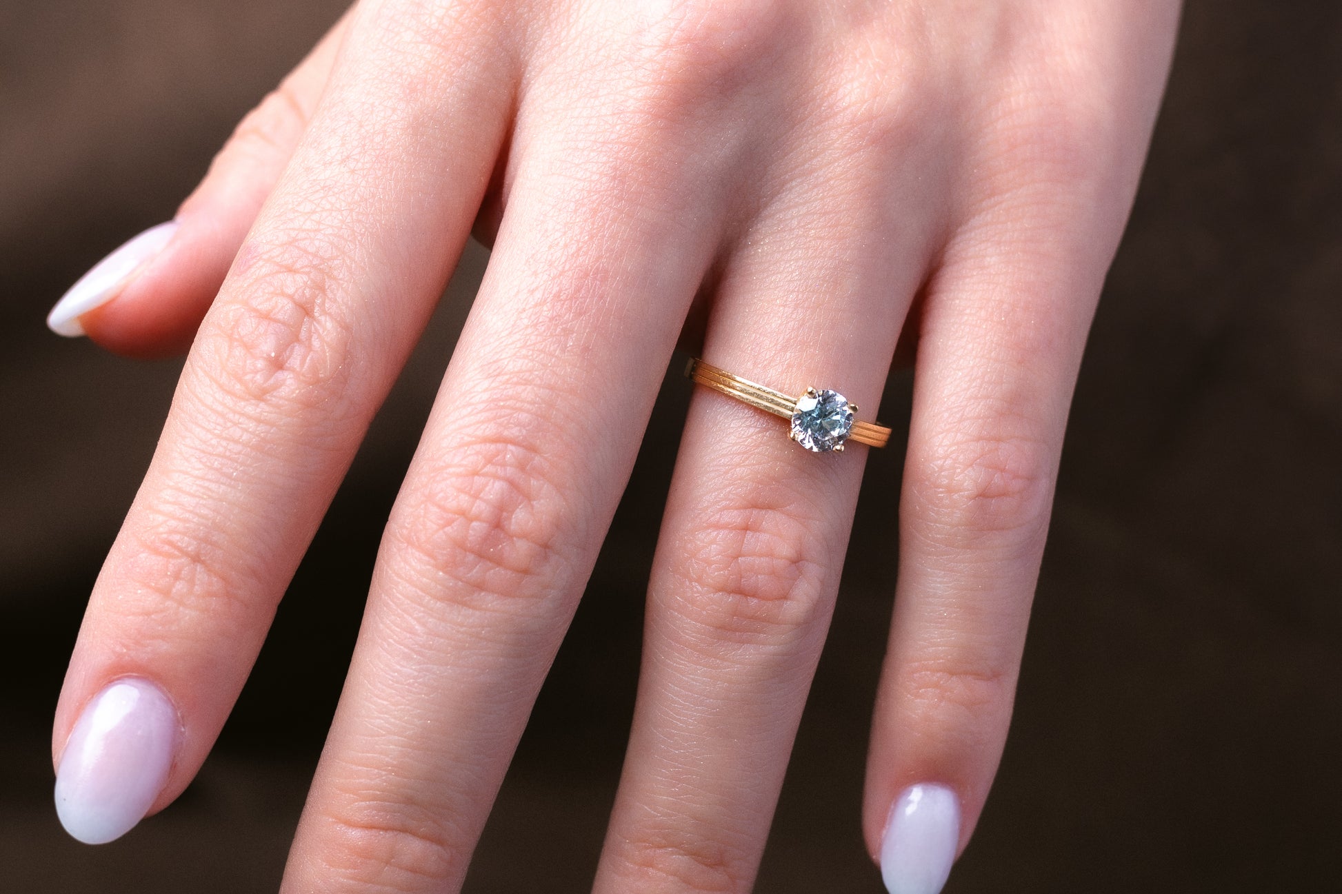 Anillo Solitario en Oro Amarillo 14k - Banda Triple y Circonia Blanca