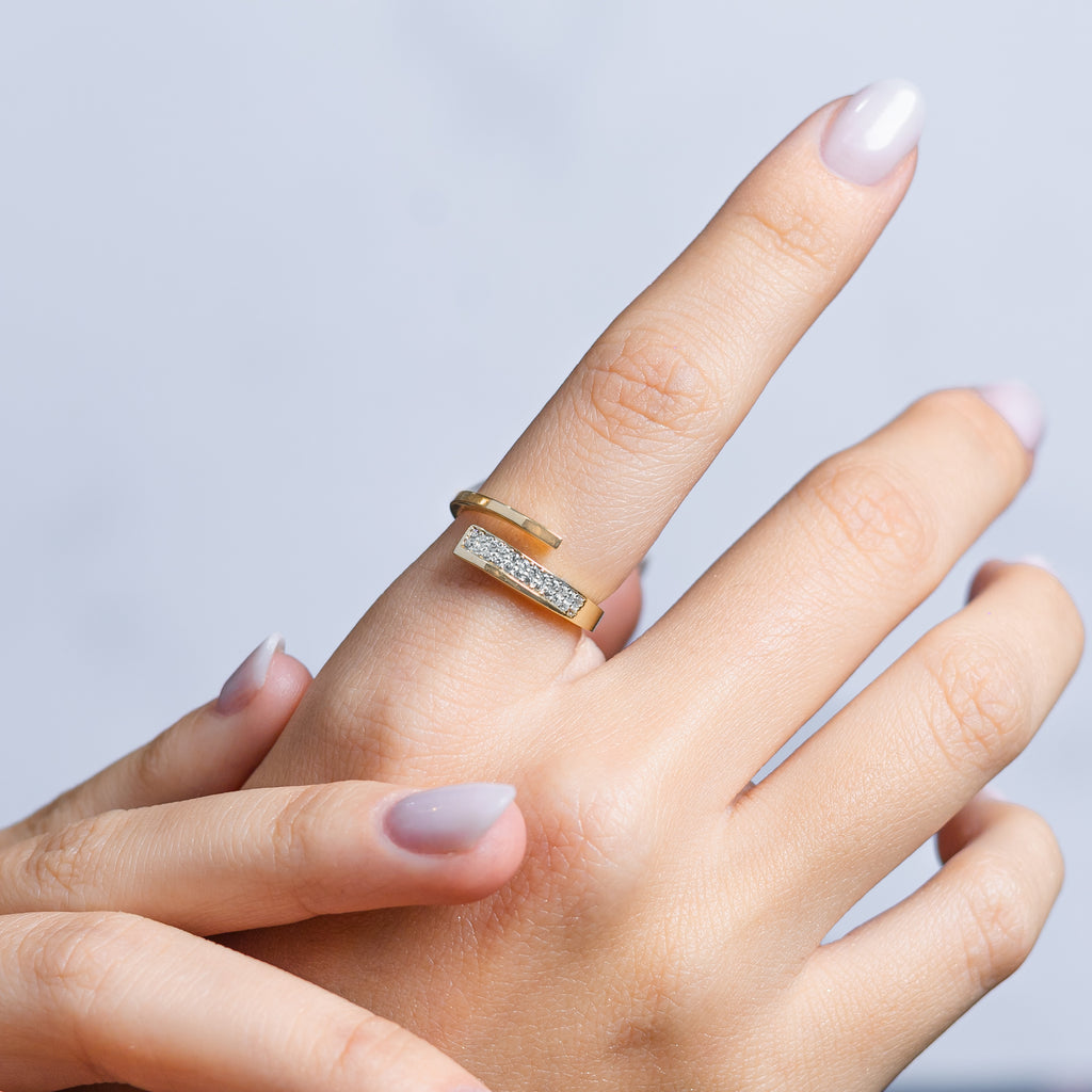 Anillo Diseño Abierto con Circonias - Oro Amarillo 10K