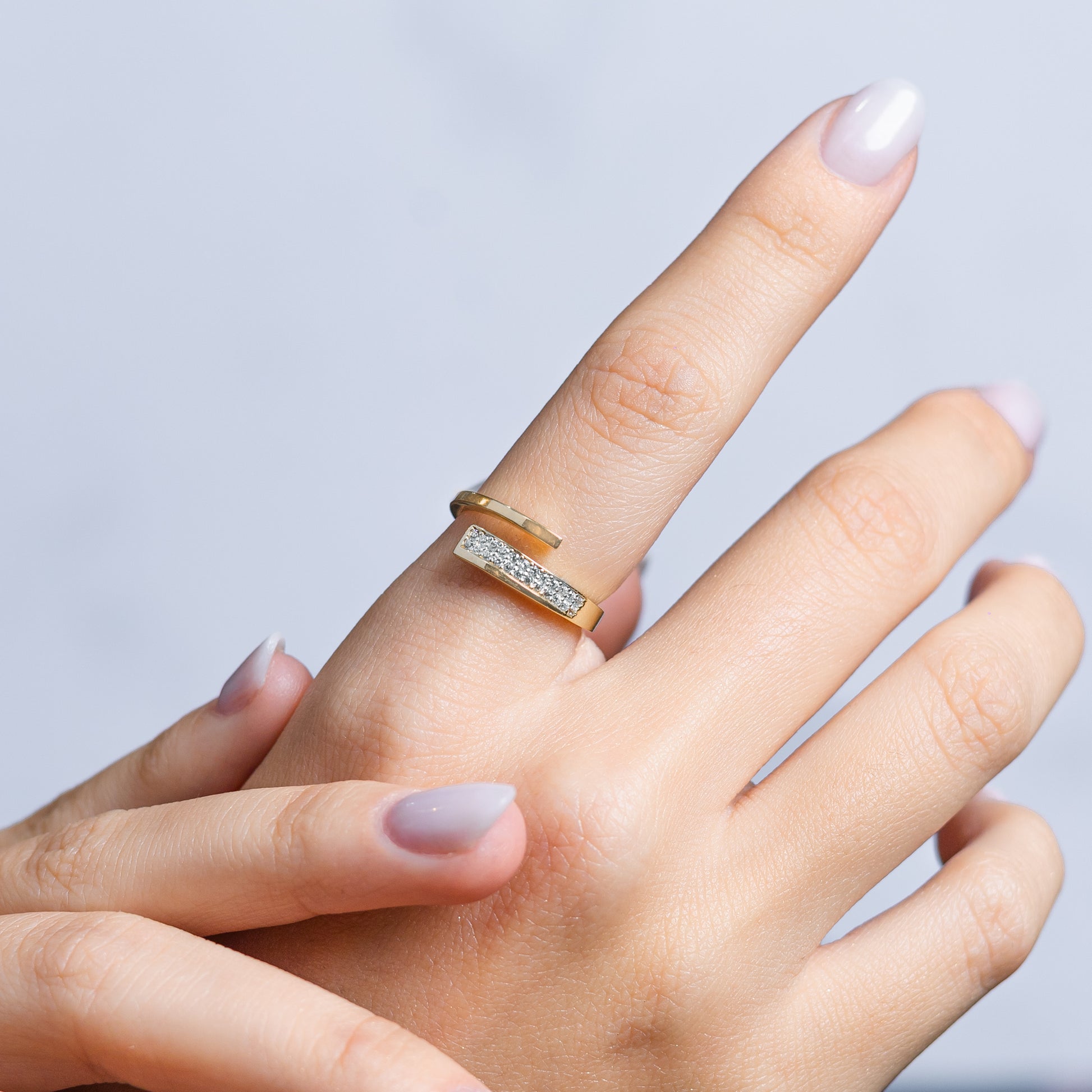 Anillo Diseño Abierto con Circonias - Oro Amarillo 10K