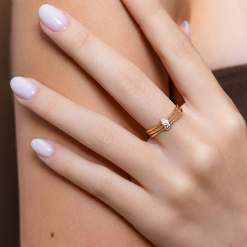 Anillo Banda Triple Circonias Centrales - Oro Amarillo 10K