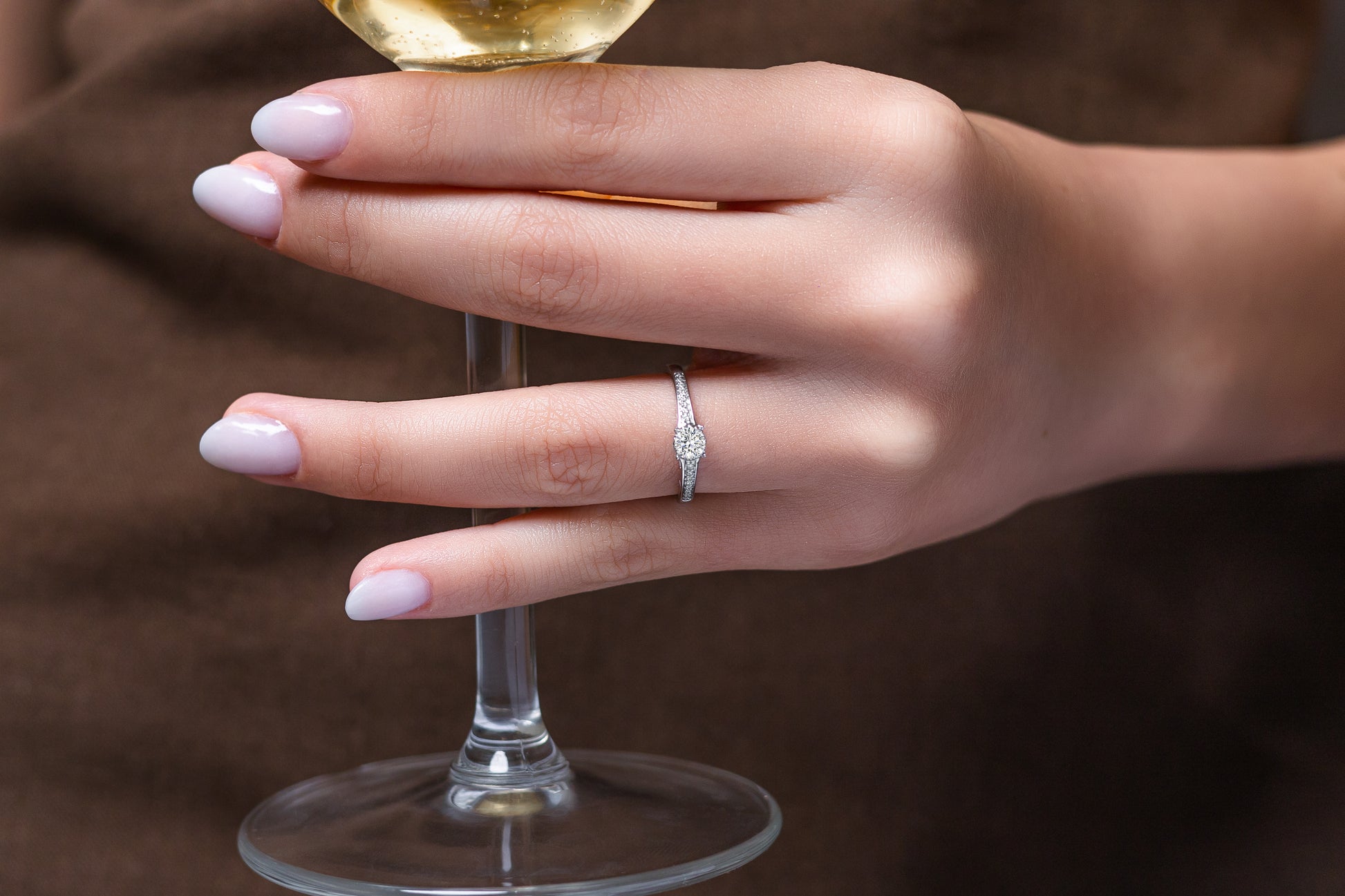 Anillo de Compromiso en Oro Blanco 14k con Diamantes Estilo Ilusión