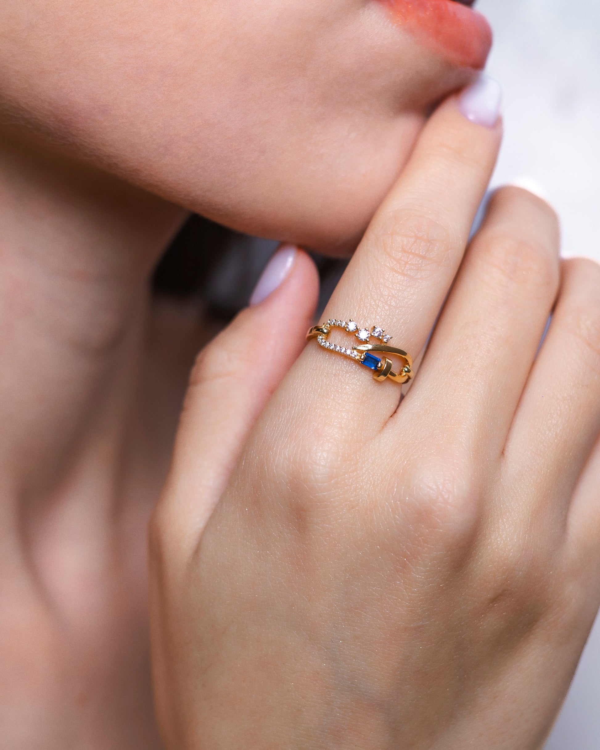 Anillo en Oro Amarillo 10k con Circonias Blancas y Azul