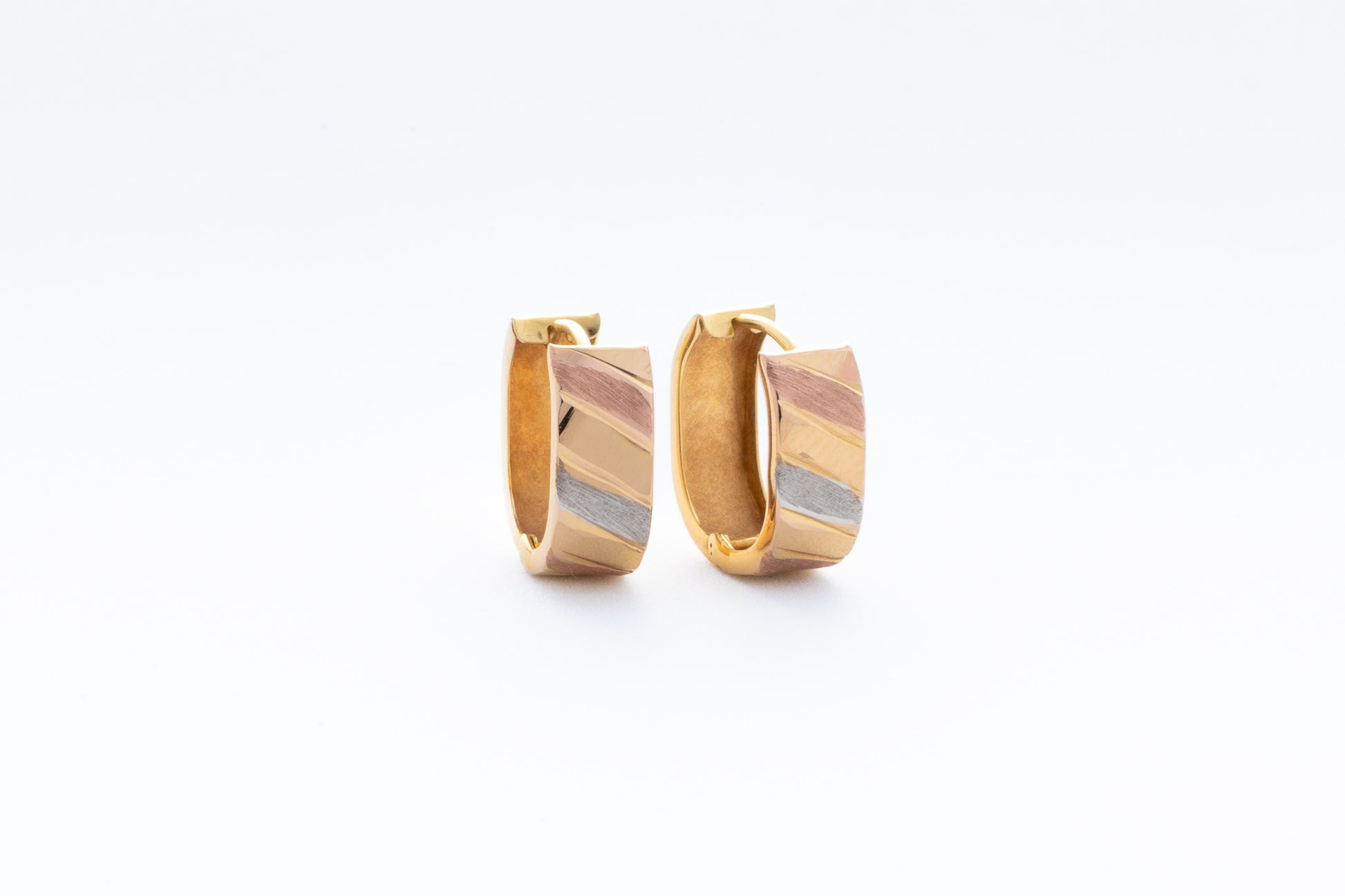 Arete Huggie Tricolor en Oro 14k