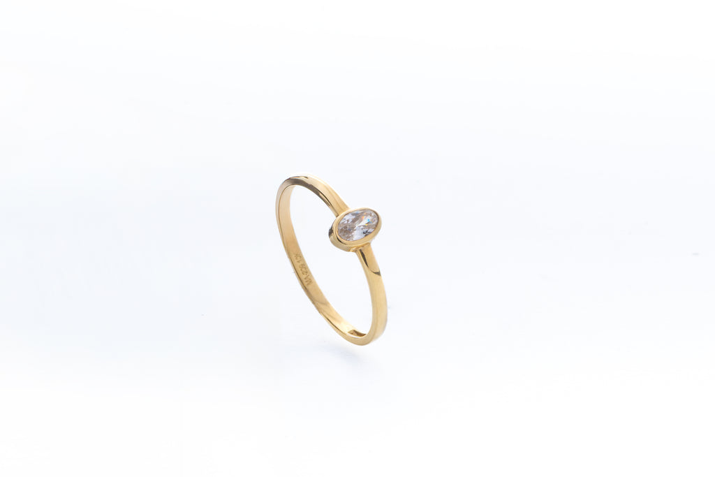 Anillo en Oro Amarillo 10k y Circonia Blanca Oval en Montura Bezel