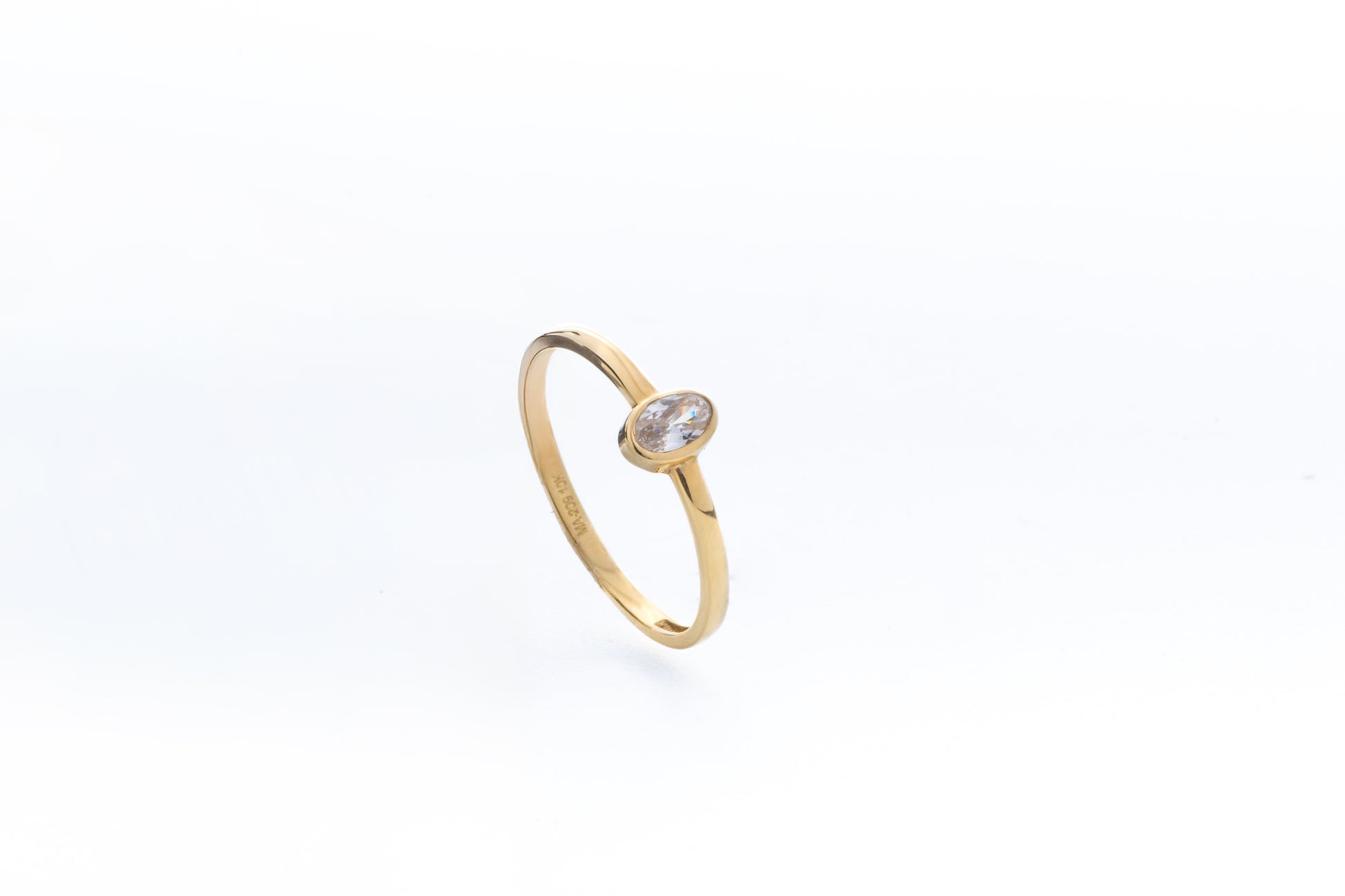 Anillo en Oro Amarillo 10k y Circonia Blanca Oval en Montura Bezel