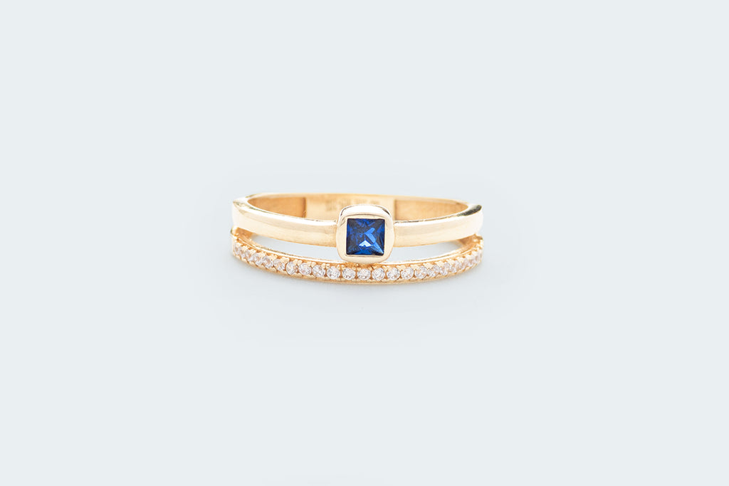 Anillo con Circonia Azul y Línea de Circonias Blancas - Oro Amarillo 10k