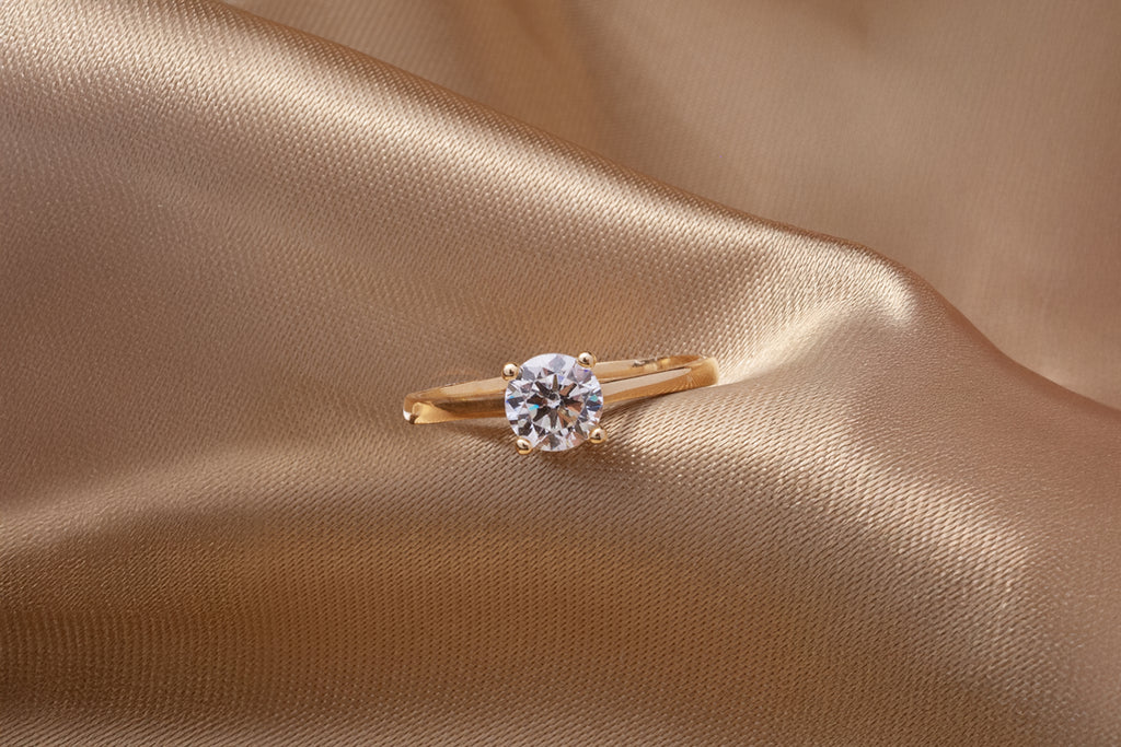 Anillo Solitario en Oro Amarillo 14k y Circonia Blanca Corte Round