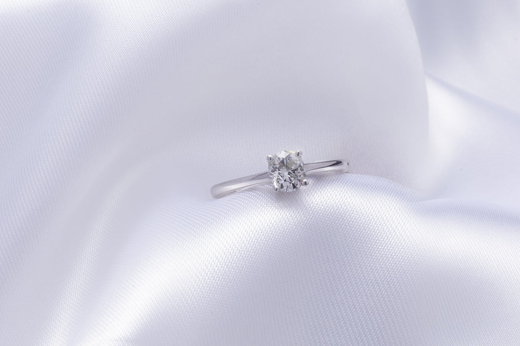 Anillo en Oro Blanco 14k y Circonia Blanca Corte Round