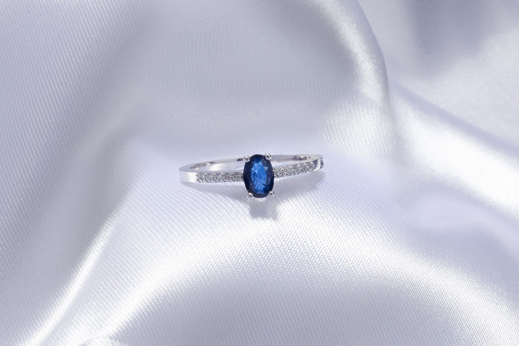 Anillo de Zafiro Oval con Diamantes en Banda - Oro Blanco 14k