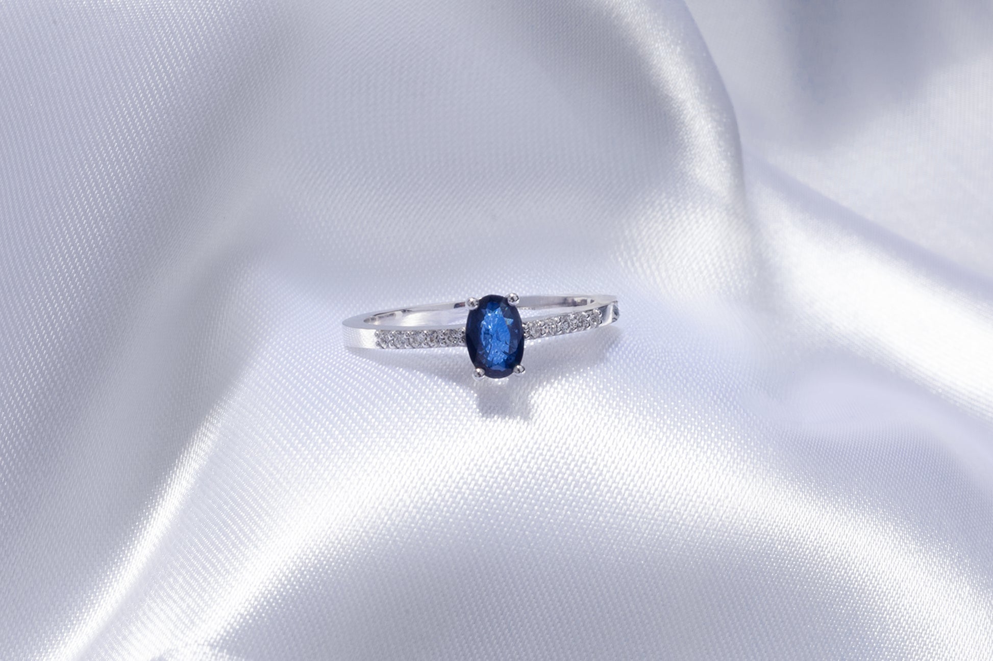 Anillo de Zafiro Oval con Diamantes en Banda - Oro Blanco 14k