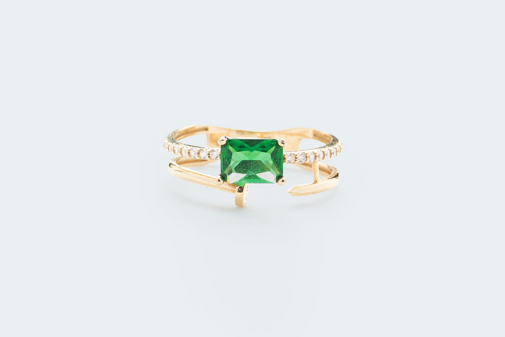 Anillo con Circonia Verde y Línea de Circonias Blancas - Oro Amarillo 10k