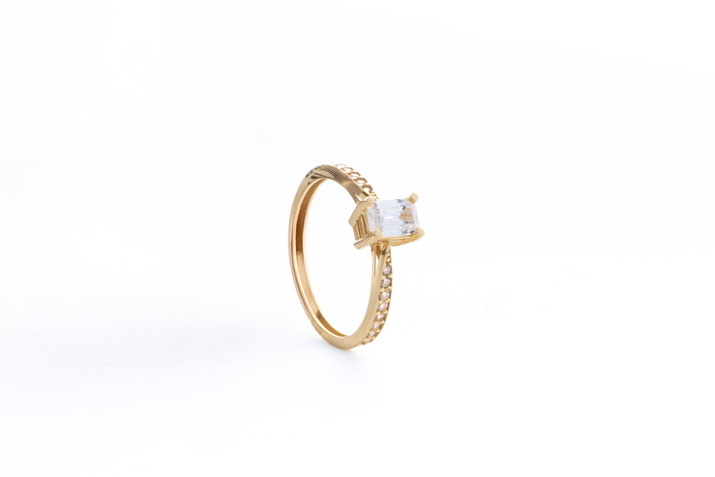 Anillo en Oro Amarillo 10k y Circonia Blanca - Corte Esmeralda y Pavé de Circonias