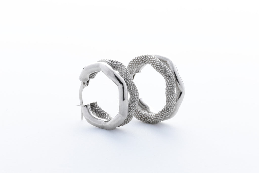 Arracada en Oro Blanco 10k – Relieve Doble