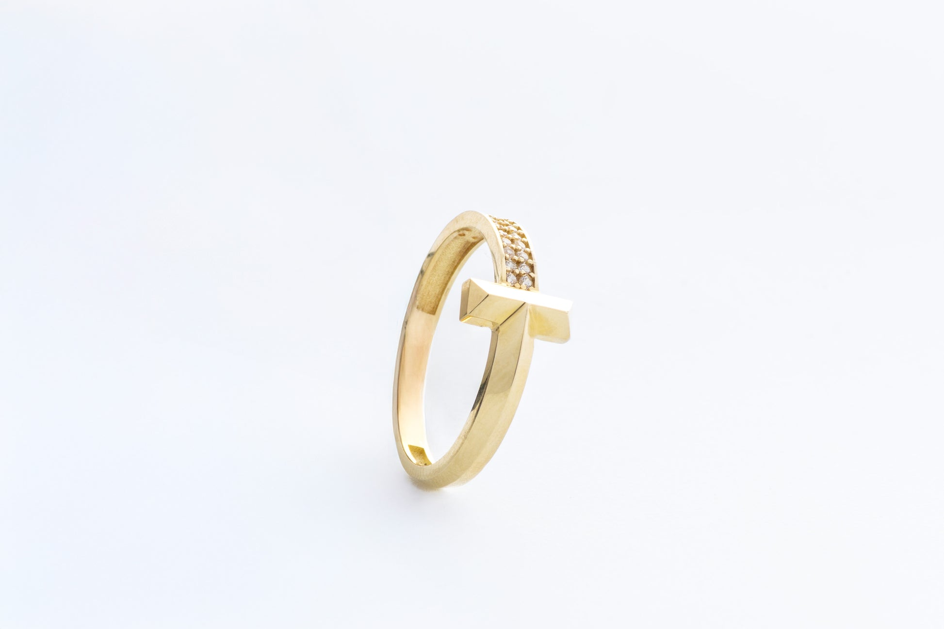 Anillo en Oro Amarillo 10k con Detalle Central y Doble Línea de Circonias