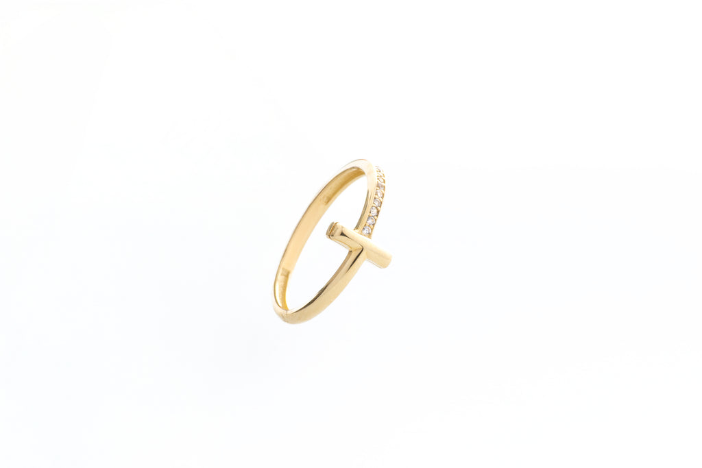 Anillo en Oro Amarillo 10k con Detalle Central y Circonias Blancas