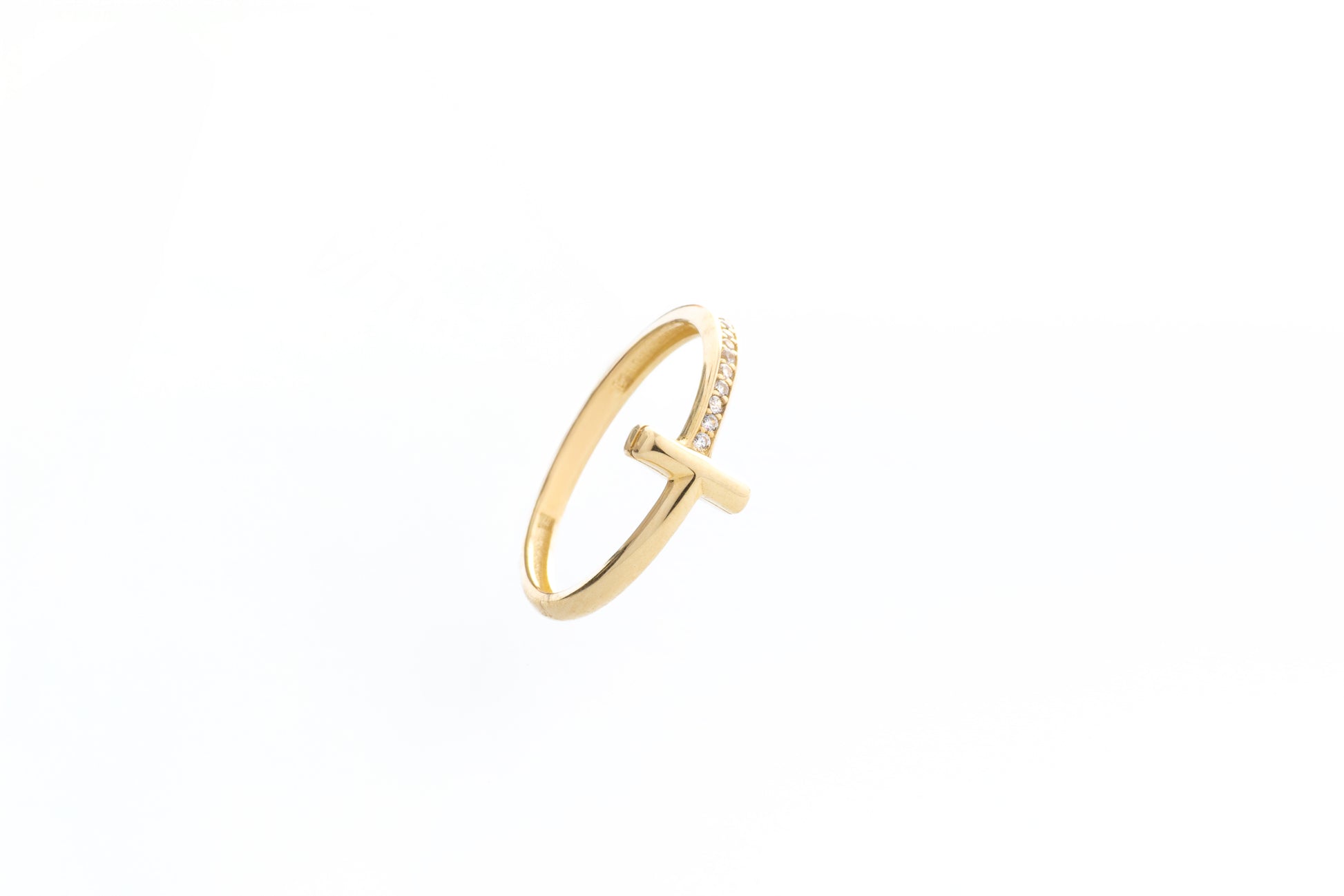 Anillo en Oro Amarillo 10k con Detalle Central y Circonias Blancas