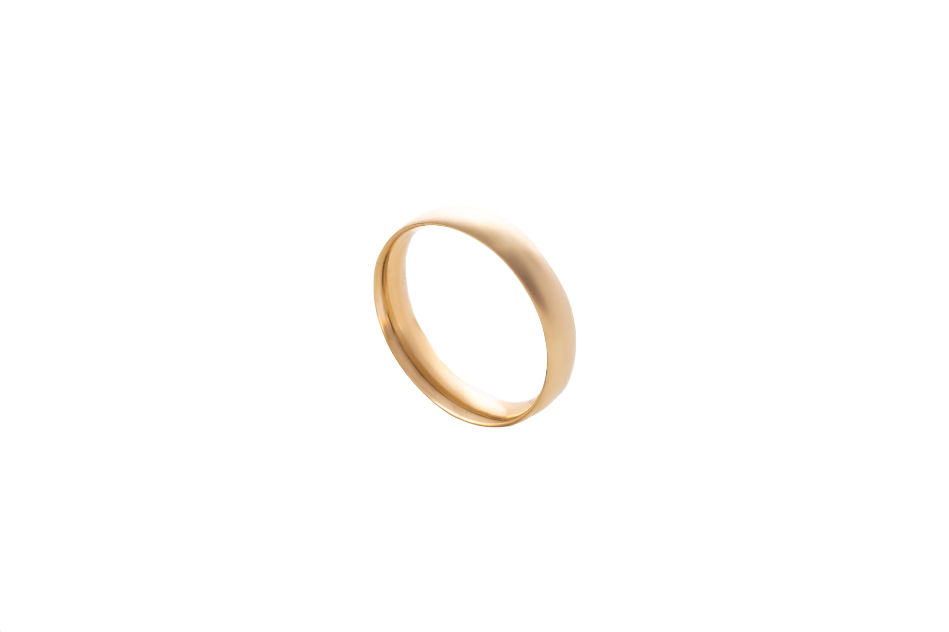 Argolla de Caballero Lisa en Oro Amarillo 10k – 4 mm Comfort Fit