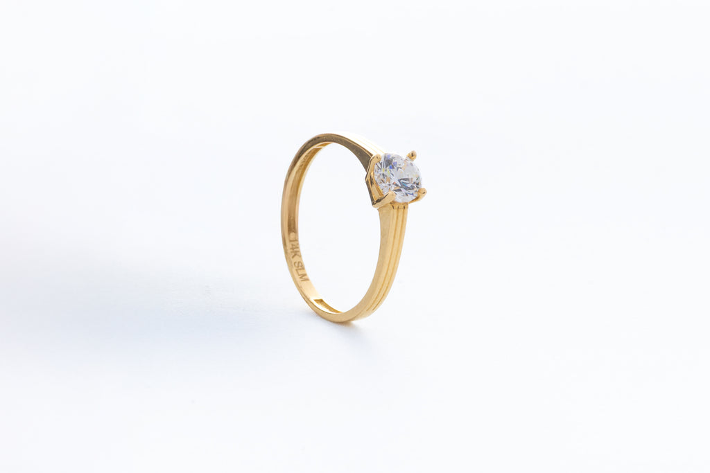 Anillo Solitario en Oro Amarillo 14k - Banda Triple y Circonia Blanca